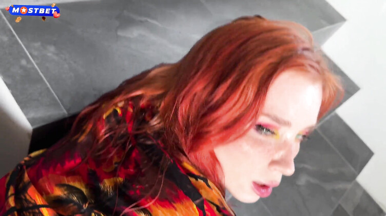 Русское порно: Муж трахает барменшу в отеле на Пхукете за спиной у жены