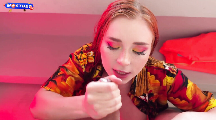 Муж трахает барменшу в отеле на Пхукете за спиной у жены