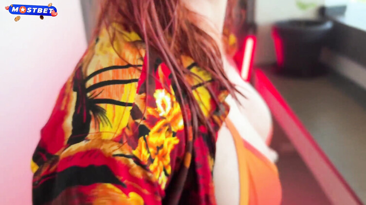 В баре: Муж трахает барменшу в отеле на Пхукете за спиной у жены