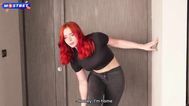 В сетке: Рыжая красотка с большой жопой делает футджоб парню и трахается с ним с видом на море