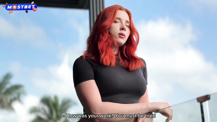 Веснушки: Рыжая красотка с большой жопой делает футджоб парню и трахается с ним с видом на море