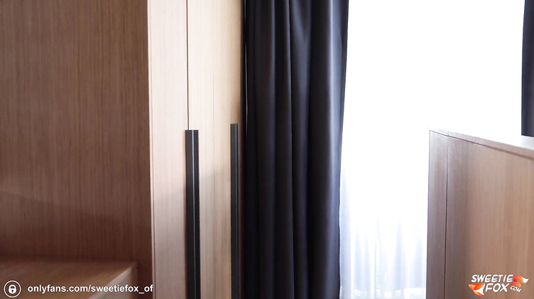 Рыжая фитоняшка в лосинах трахается в попку после тренировки в спортзале