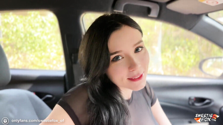 В одежде: Свити Фокс в рваных джинсах сосет член в машине и получает кончу в рот