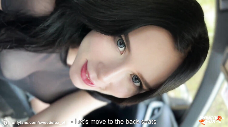 Sweetie Fox: Свити Фокс в рваных джинсах сосет член в машине и получает кончу в рот