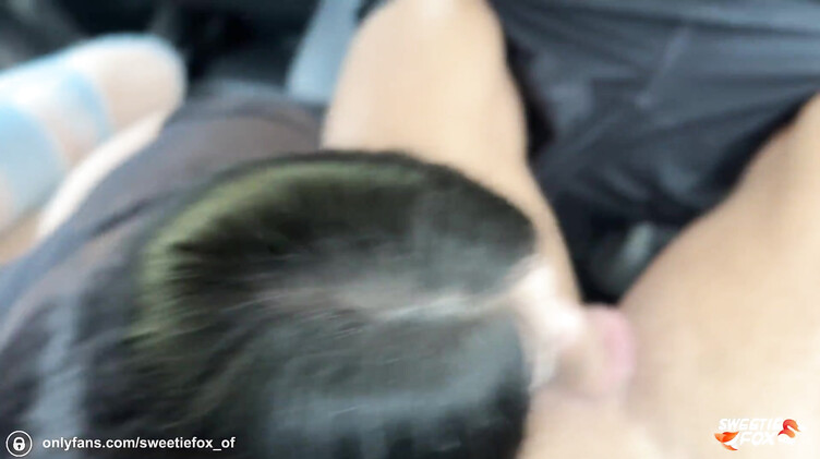 Свити Фокс в рваных джинсах сосет член в машине и получает кончу в рот