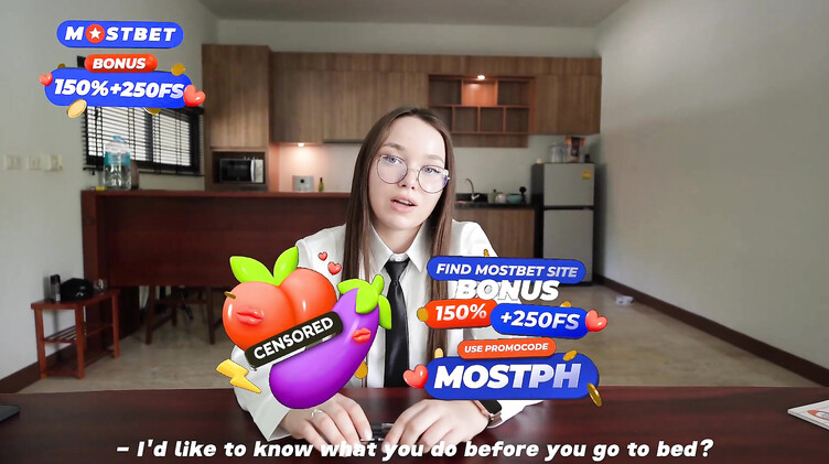 На столе: Молодая русская психолог трахается на столе с клиентом во время сеанса психотерапии