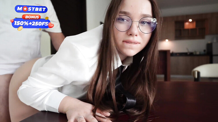 Психолог: Молодая русская психолог трахается на столе с клиентом во время сеанса психотерапии