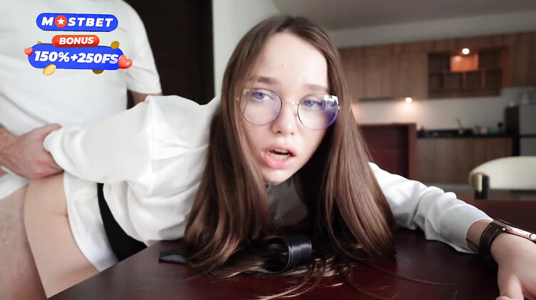 Русское порно: Молодая русская психолог трахается на столе с клиентом во время сеанса психотерапии