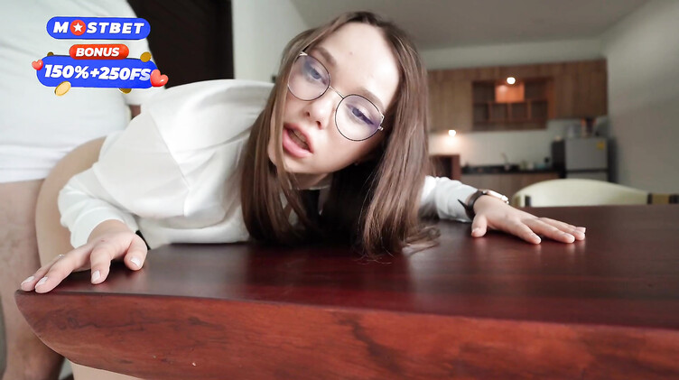 Молодая русская психолог трахается на столе с клиентом во время сеанса психотерапии