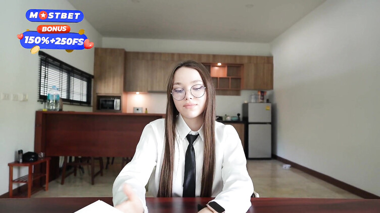 В одежде: Молодая русская психолог трахается на столе с клиентом во время сеанса психотерапии