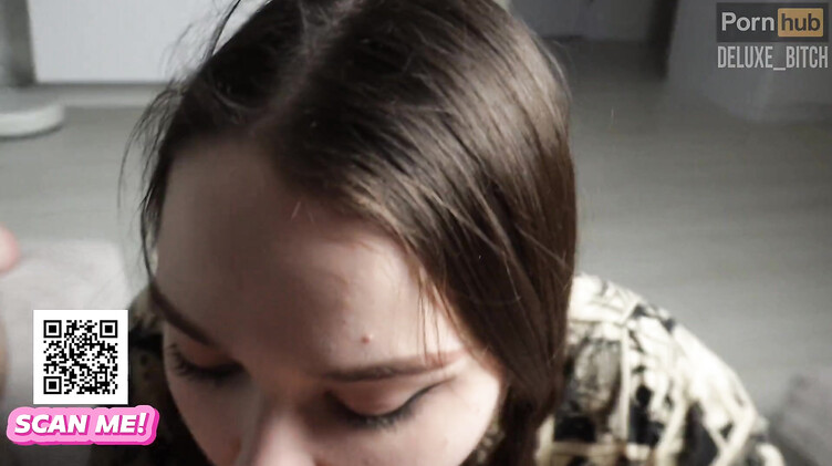 Младшая сестра по-быстрому отсасывает небольшой член брата и получает сперму в рот