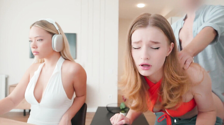 Рыжая девчонка трахается с парнем подруги, пока та работает за компом