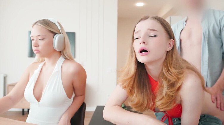 Любовница: Рыжая девчонка трахается с парнем подруги, пока та работает за компом