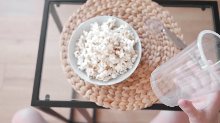 Любительское порно: Пранк для сводной сестры: брат засунул член в попкорн и дал сестренке