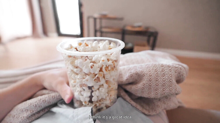 Русское порно: Пранк для сводной сестры: брат засунул член в попкорн и дал сестренке