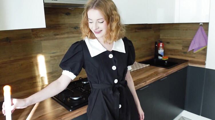 Русское порно: Рыжая русская служанка стонет от куни и трахается с работодателем