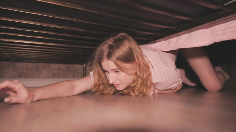 Глотает сперму: Она опять застряла под кроватью в стрингах