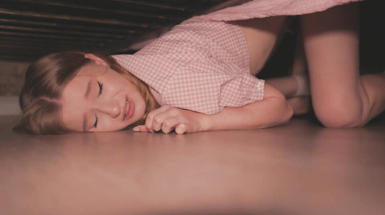 Она опять застряла под кроватью в стрингах