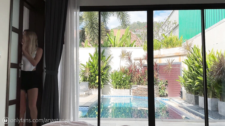 Русское порно: Неверная девушка дважды за утро перепихнулась с другом пока ее парень спал