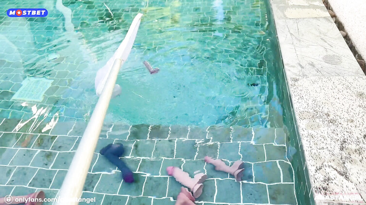 Глубокий минет: Светленькая нимфоманка соблазняет на еблю чистильщика бассейна