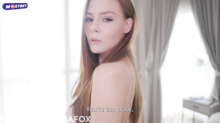 Любительское порно: Дал на клык перед зеркалом и растянул розовую киску сестры