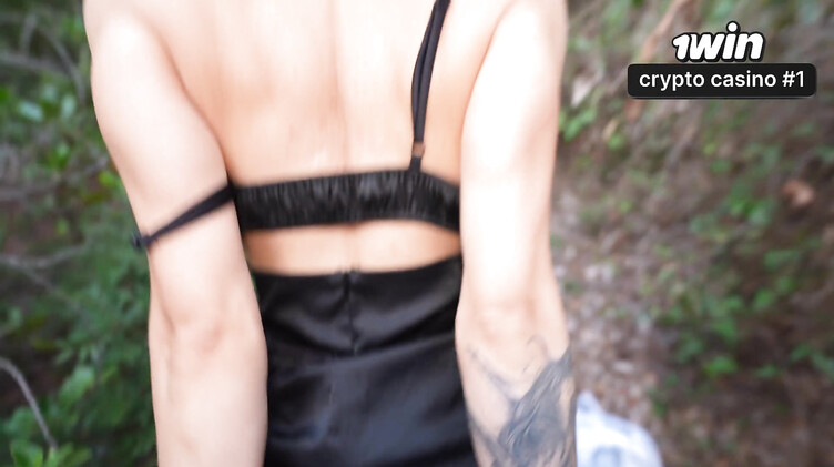 Любительское порно: Анально имеет незнакомку в кустах после минета