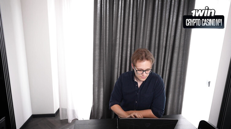 Русское порно: На собеседовании зумерка сосет и трахается с боссом при секретарше