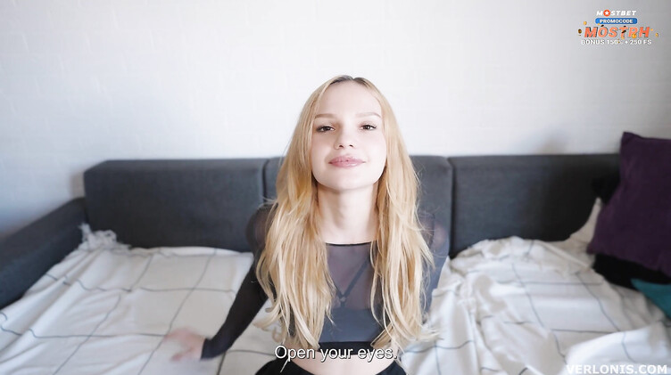 Грубо трахает русскую подружку с кляпом во рту дома на диване