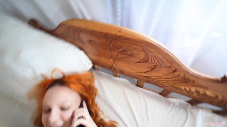 Молодая жена в командировке трахается с коллегой и говорит с мужем по телефону