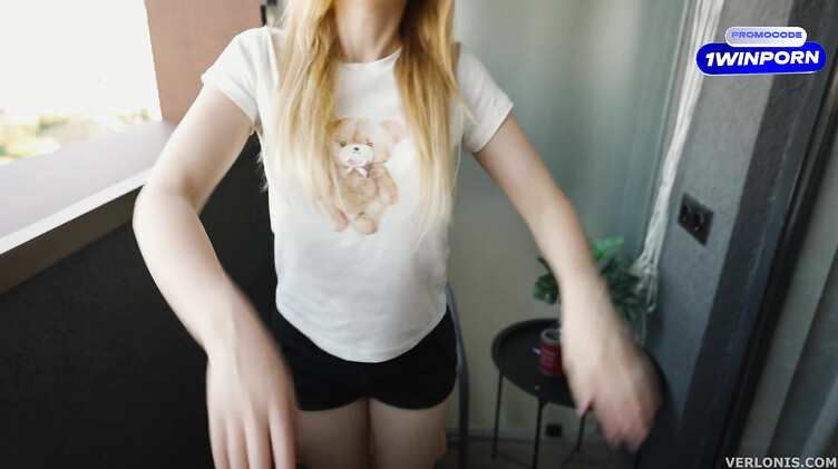 Палец в попу: Спалил сводную сестру за курением и трахнул ее в попку