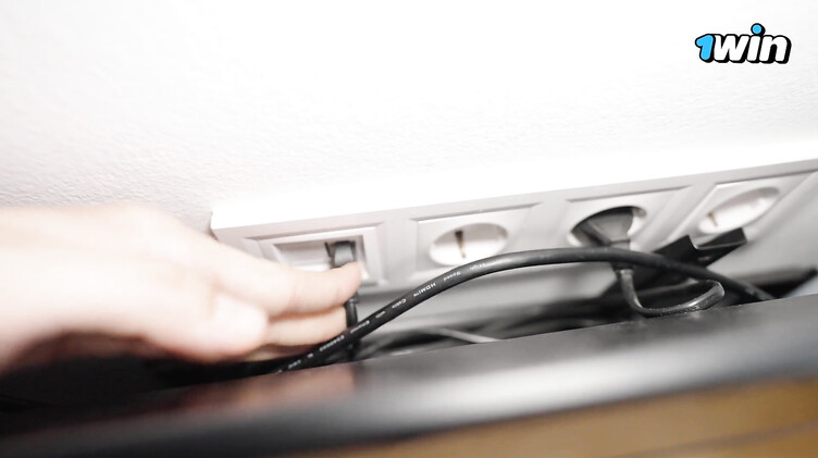 Красотки: Молодая жена трахается с электриком, пока муж в ванной