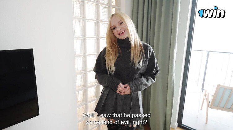 Миссионерская поза: Молодая жена трахается с электриком, пока муж в ванной