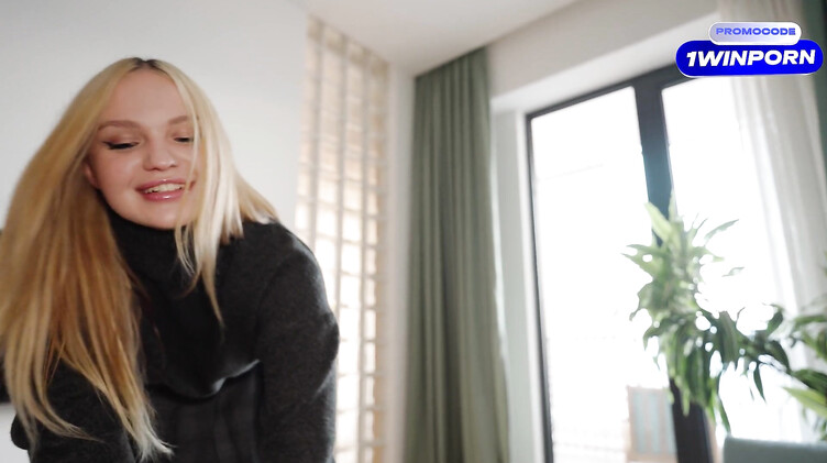 Русское порно: Молодая жена трахается с электриком, пока муж в ванной