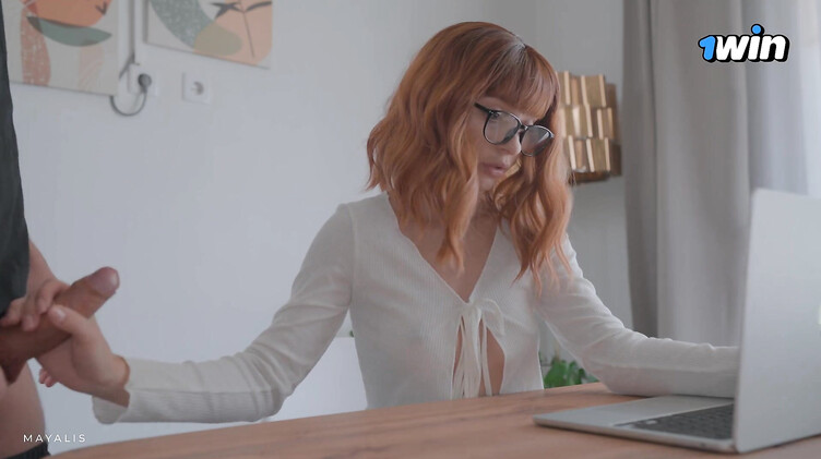 Lily Cute: Трахает молодую жену в очках во время рабочего созвона по зуму