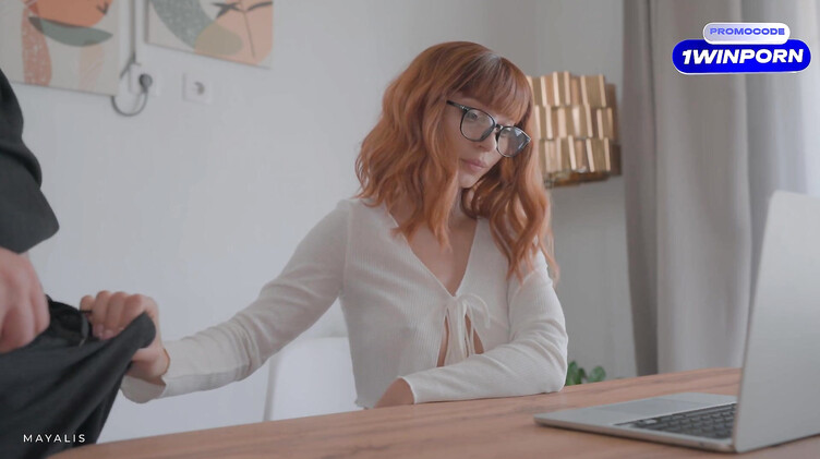 Трахает молодую жену в очках во время рабочего созвона по зуму