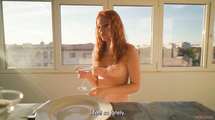 Рыжая сводная сестра в белых чулках сосет и чпокается на балконе с братом