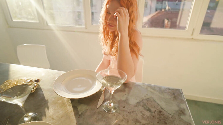 Палец в попу: Рыжая сводная сестра в белых чулках сосет и чпокается на балконе с братом