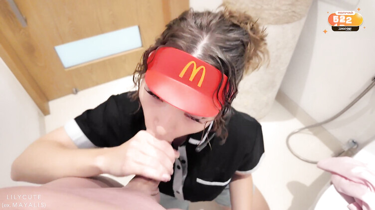 Трахает девушку из Макдональдса в туалете кафе