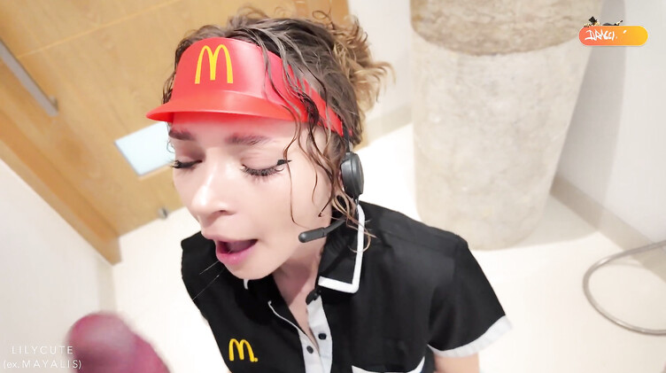 Трахает девушку из Макдональдса в туалете кафе