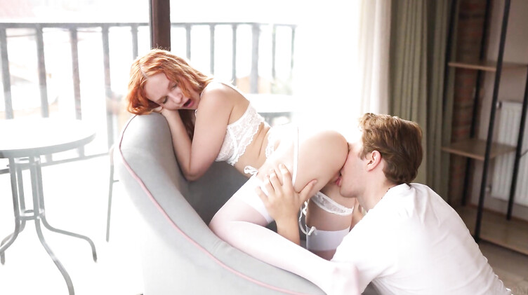 Красиво натягивает рыжую бестию, напихав за щеку и между сисек