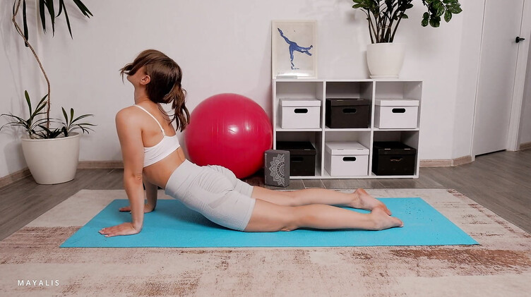 Стройные: Чпокнул младшую сестру, помогая с растяжкой во время йоги