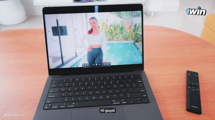 Слюнявый минет: Инструктор по йоге вышла из экрана ноутбука и трахнула русского парня дрочуна