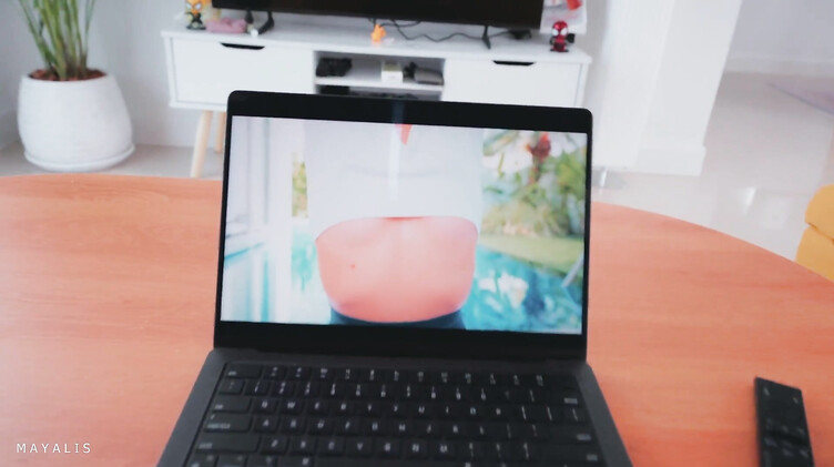 HD порно: Инструктор по йоге вышла из экрана ноутбука и трахнула русского парня дрочуна