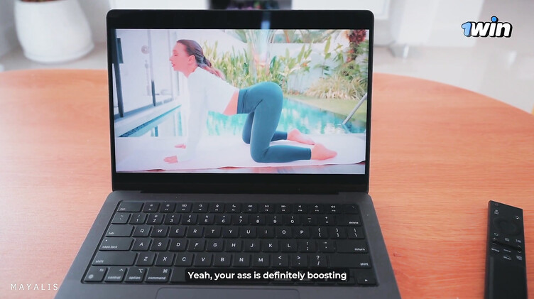 Инструктор по йоге вышла из экрана ноутбука и трахнула русского парня дрочуна