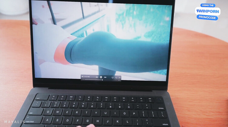 Глубокий минет: Инструктор по йоге вышла из экрана ноутбука и трахнула русского парня дрочуна