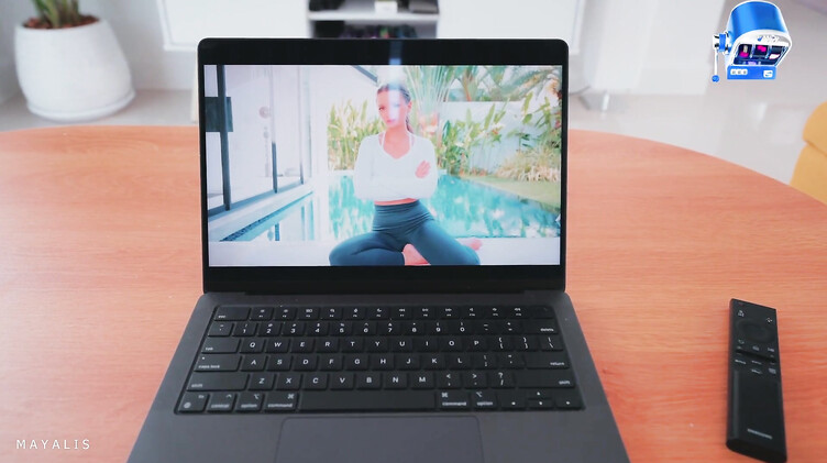 Lily Cute: Инструктор по йоге вышла из экрана ноутбука и трахнула русского парня дрочуна