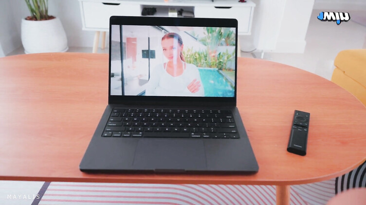 Любительское порно: Инструктор по йоге вышла из экрана ноутбука и трахнула русского парня дрочуна