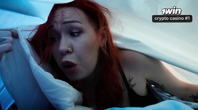 Милфы: Мачеха застряла в пододеяльнике и была выебана своим похотливым пасынком