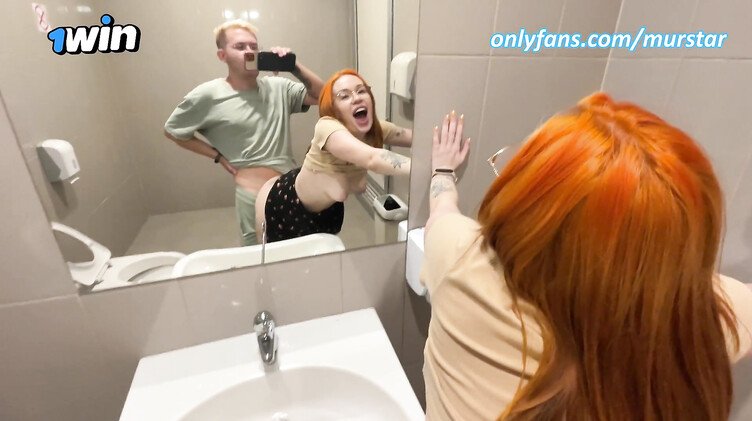 Пикап: Иностранный пикапер соблазнил русскую и трахнул ее в туалете кафе