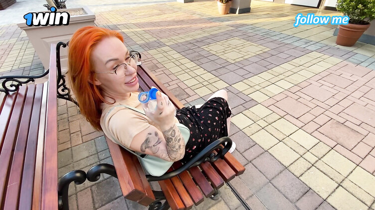 Висячие сиськи: Иностранный пикапер соблазнил русскую и трахнул ее в туалете кафе